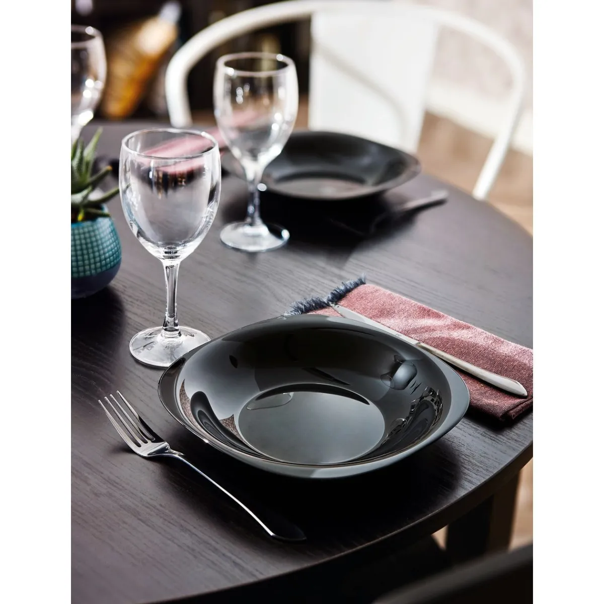 Luminarc Black deep plate 23,7 x 21,2 cm Carine> Plates